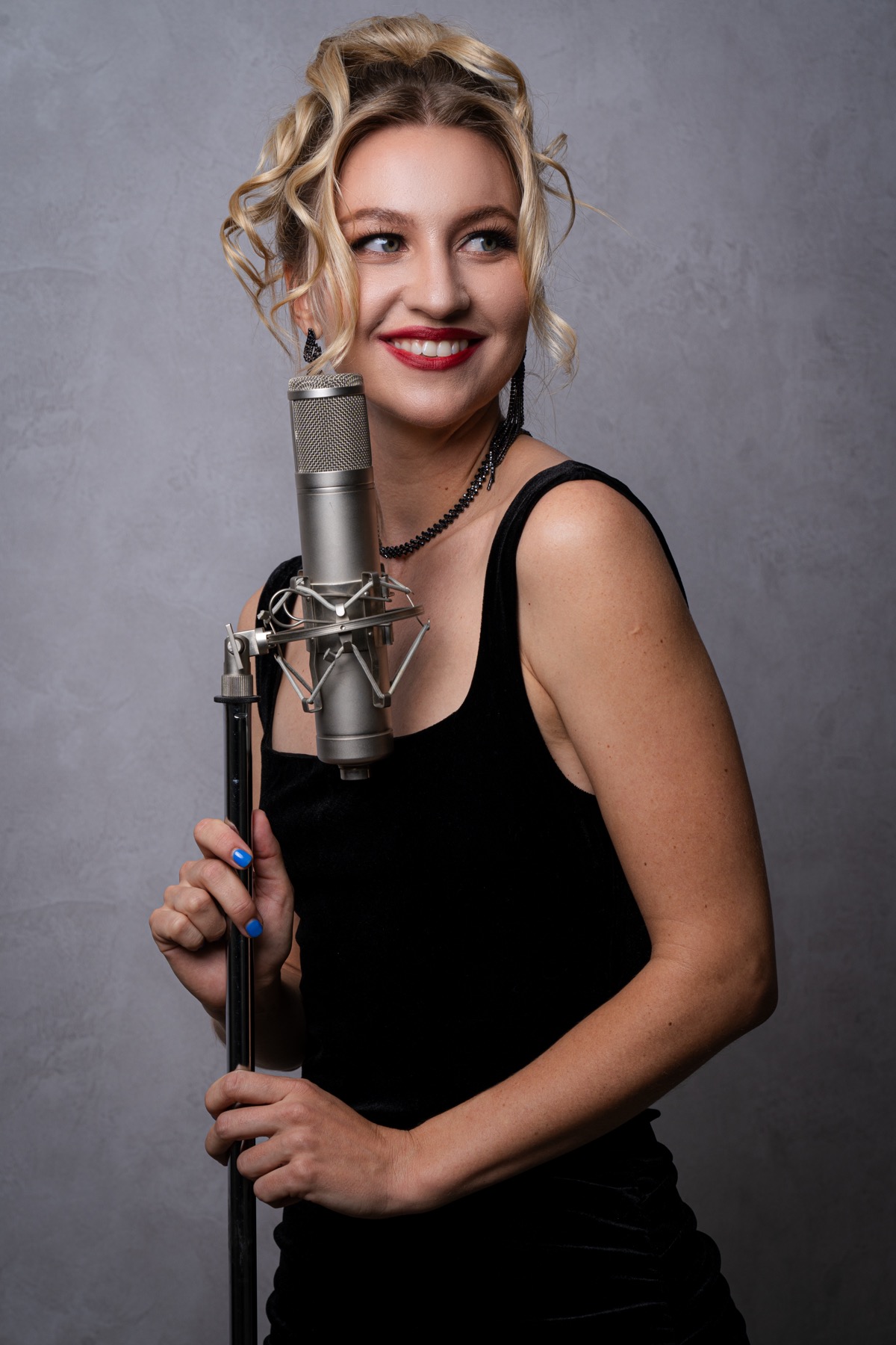 Alisa Amouage performing